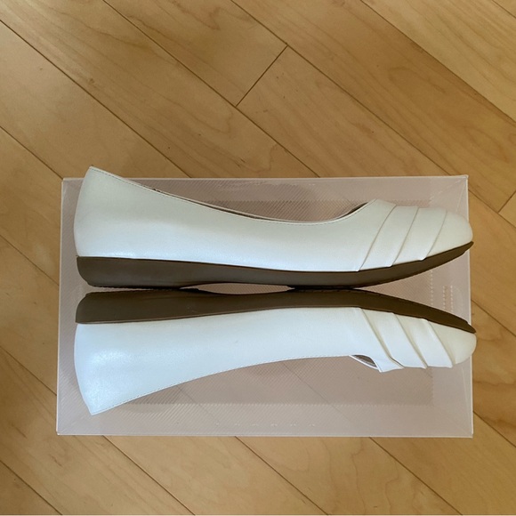 Cliffs by White Mountain Women's White Flats Memory Foam Insole - Picture 5 of 9